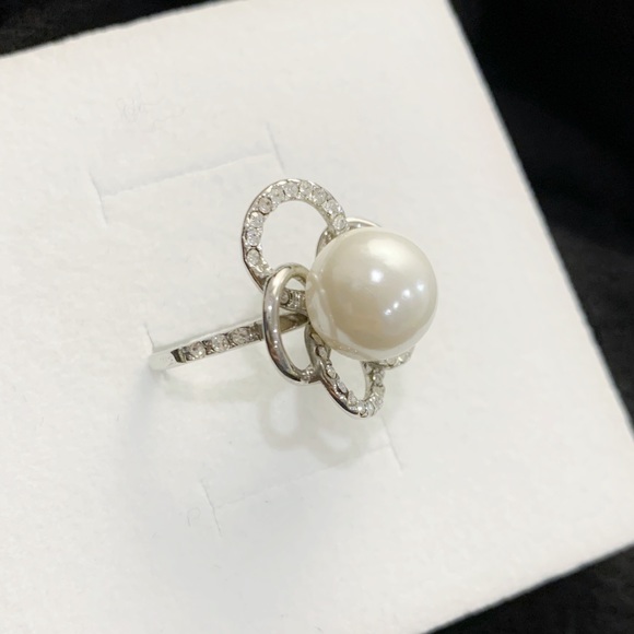 GUESS Flower Fashion Ring - Picture 4 of 8